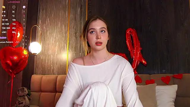 Snapshot of LoraineLuff chatting on February 16, 5:59 pm LoraineLuff online show from February 16, 5:59 pm