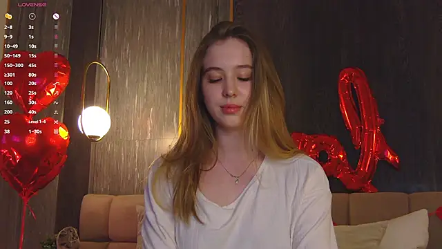 Snapshot of LoraineLuff chatting on February 21, 6:04 pm LoraineLuff online show from February 21, 6:04 pm