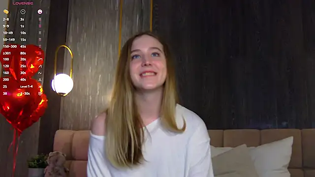 Snapshot of LoraineLuff chatting on March 3, 2:04 pm LoraineLuff online show from March 3, 2:04 pm