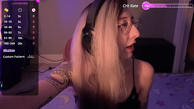 lovelylucyy online show from December 23, 1:51 am