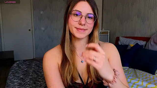 Snapshot of sophia_euphoriaa chatting on April 27, 9:18 am sophia euphoriaa online show from April 27, 9:18 am