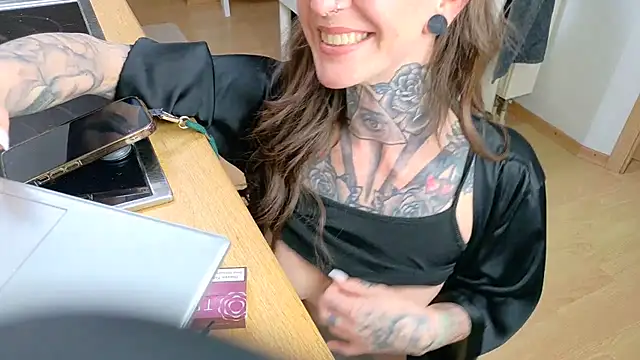 Snapshot of BrownieyQueen chatting on March 10, 9:43 am BrownieyQueen online show from March 10, 9:43 am