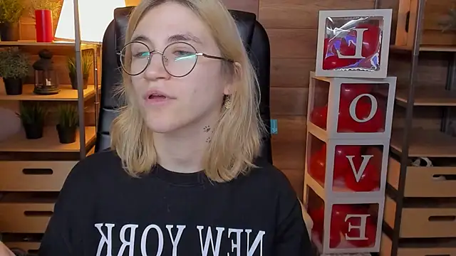 Moon13152 online show from March 6, 8:59 pm