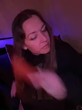 Snapshot of SummerV91 chatting on February 3, 4:32 am SummerV91 online show from February 3, 4:32 am