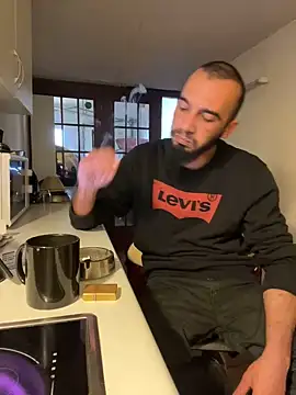 Snapshot of donnuozfutura chatting on February 5, 10:41 am donnuozfutura online show from February 5, 10:41 am