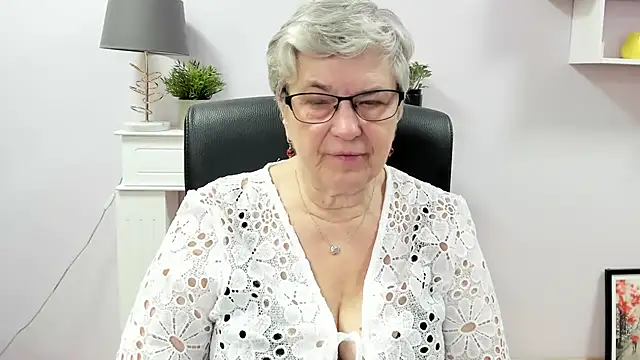 Snapshot of IrisDream chatting on July 9, 6:17 am IrisDream online show from July 9, 6:17 am