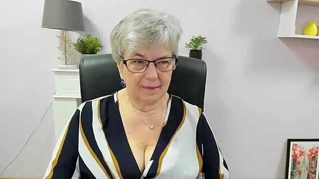 Snapshot of IrisDream chatting on July 10, 5:56 am IrisDream online show from July 10, 5:56 am