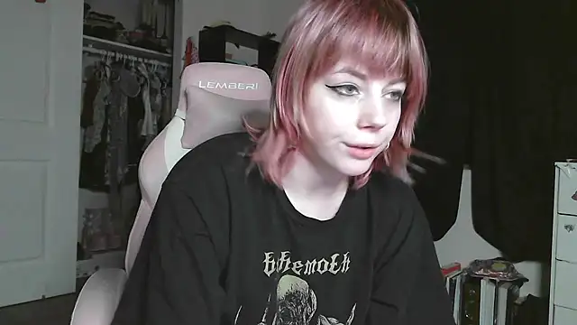 Snapshot of GoddessPinxx chatting on May 15, 11:28 am GoddessPinxx online show from May 15, 11:28 am