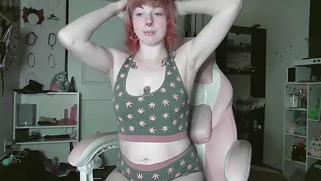 Snapshot of GoddessPinxx chatting on May 18, 4:29 am GoddessPinxx online show from May 18, 4:29 am
