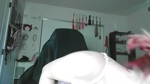 Snapshot of GoddessPinxx chatting on May 19, 3:29 pm GoddessPinxx online show from May 19, 3:29 pm
