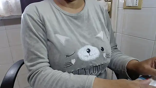 Snapshot of Foxlady2271 chatting on November 9, 9:29 am Foxlady2271 online show from November 9, 9:29 am