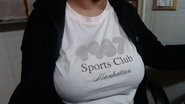 Snapshot of Foxlady2271 chatting on November 13, 12:48 pm Foxlady2271 online show from November 13, 12:48 pm