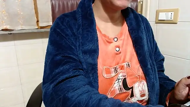 Snapshot of Foxlady2271 chatting on December 4, 3:54 pm Foxlady2271 online show from December 4, 3:54 pm