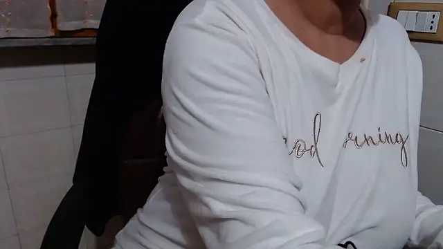 Snapshot of Foxlady2271 chatting on January 6, 3:05 pm Foxlady2271 online show from January 6, 3:05 pm