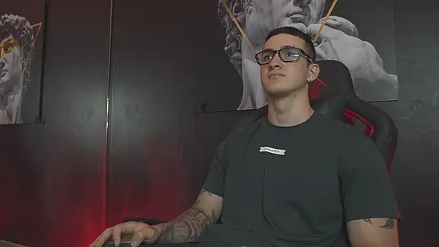 JacksonOlsenn online show from November 10, 8:41 pm