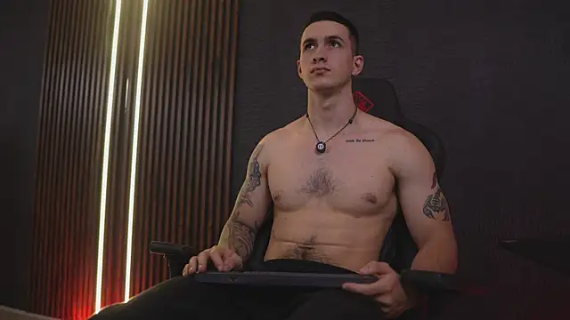 JacksonOlsenn online show from April 14, 8:37 pm