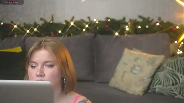 Snapshot of Kira_Citro chatting on December 17, 10:11 pm Kira Citro online show from December 17, 10:11 pm