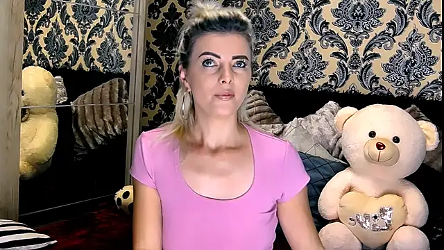 Snapshot of Aly_girl1 chatting on December 11, 10:14 am Aly girl1 online show from December 11, 10:14 am