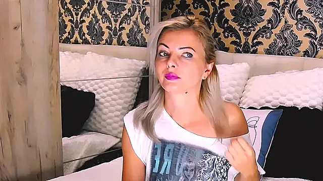 Snapshot of Aly_girl1 chatting on September 9, 6:24 am Aly girl1 online show from September 9, 6:24 am