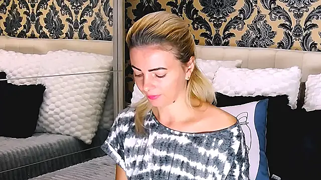 Snapshot of Aly_girl1 chatting on October 10, 10:03 am Aly girl1 online show from October 10, 10:03 am