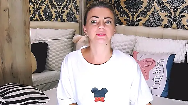 Snapshot of Aly_girl1 chatting on October 15, 6:57 am Aly girl1 online show from October 15, 6:57 am