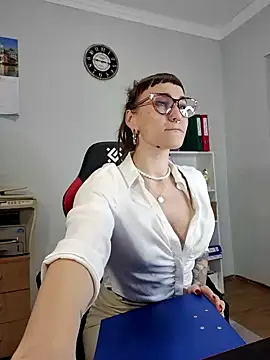 Snapshot of FoxRineHelen chatting on February 10, 2:16 pm FoxRineHelen online show from February 10, 2:16 pm