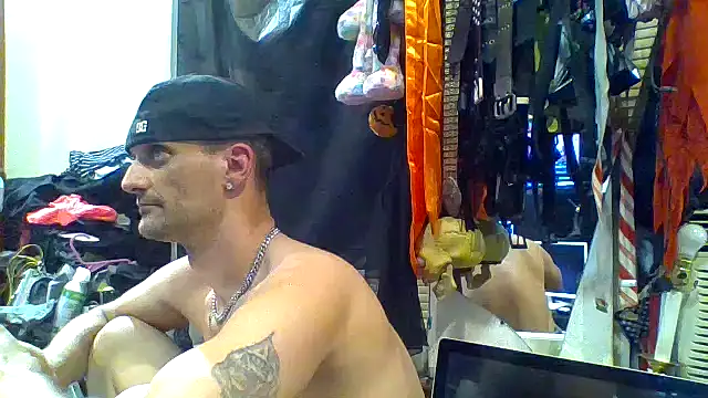 Snapshot of slinginbigD chatting on October 8, 1:58 am slinginbigD online show from October 8, 1:58 am