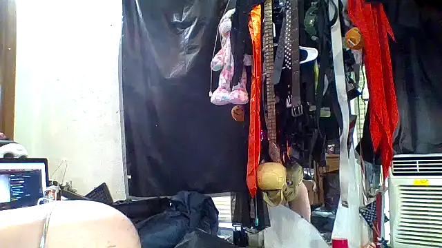 Snapshot of slinginbigD chatting on October 9, 5:44 pm slinginbigD online show from October 9, 5:44 pm