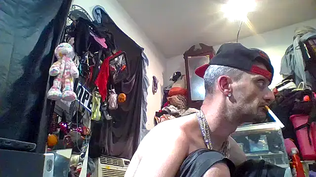 Snapshot of slinginbigD chatting on October 11, 3:28 am slinginbigD online show from October 11, 3:28 am