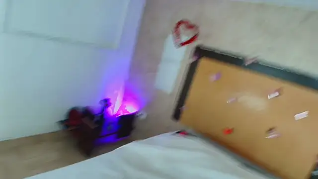 mialopez52 online show from April 13, 6:02 pm