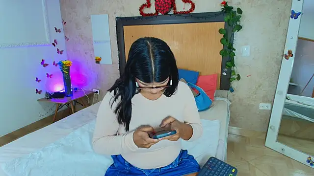 mialopez52 online show from July 8, 6:23 pm