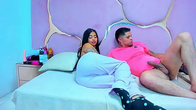 Snapshot of MelissaAndZeuss chatting on December 23, 6:44 am MelissaAndZeuss online show from December 23, 6:44 am