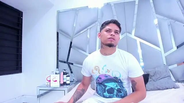 Snapshot of MelissaAndZeuss chatting on February 20, 5:23 am MelissaAndZeuss online show from February 20, 5:23 am