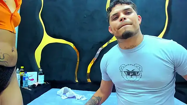 Snapshot of MelissaAndZeuss chatting on February 25, 4:03 am MelissaAndZeuss online show from February 25, 4:03 am