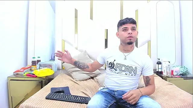 Snapshot of MelissaAndZeuss chatting on October 12, 6:12 am MelissaAndZeuss online show from October 12, 6:12 am