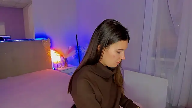 Laura Leee online show from February 4, 6:30 am