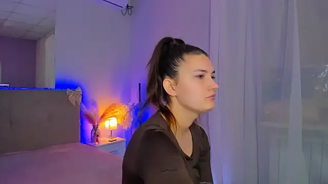 Laura Leee online show from March 18, 5:43 am