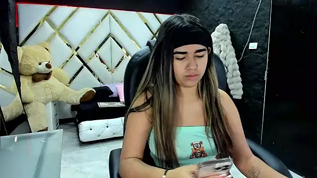 Snapshot of NahomiConnor_ chatting on December 18, 12:44 pm NahomiConnor online show from December 18, 12:44 pm