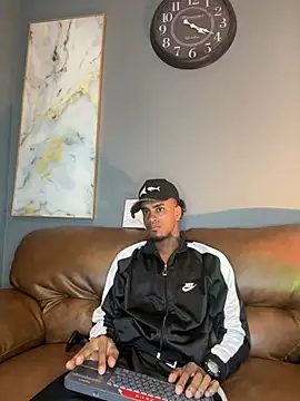 Snapshot of AaronCruz_ chatting on February 6, 7:18 pm AaronCruz  online show from February 6, 7:18 pm