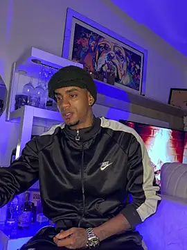 Snapshot of AaronCruz_ chatting on October 9, 4:43 am AaronCruz  online show from October 9, 4:43 am
