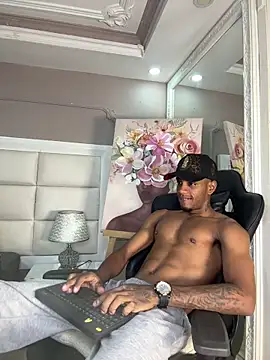AaronCruz  online show from May 6, 9:31 pm
