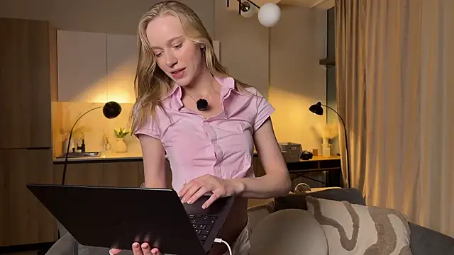 Snapshot of PollyAgata chatting on June 9, 7:14 pm PollyAgata online show from June 9, 7:14 pm