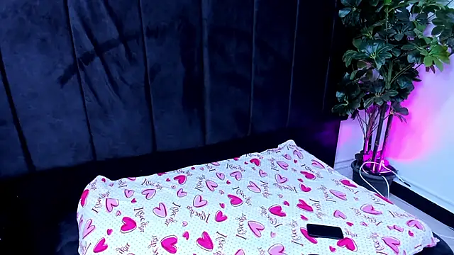 Snapshot of Paris_Petit chatting on July 29, 8:40 pm Paris Petit online show from July 29, 8:40 pm