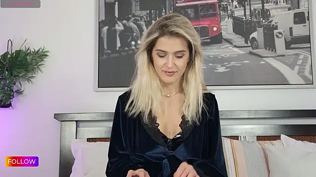 Sarah-Hart online show from October 6, 11:40 am