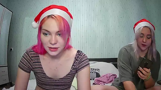 Snapshot of ChrisGirls chatting on December 30, 10:21 am ChrisGirls online show from December 30, 10:21 am