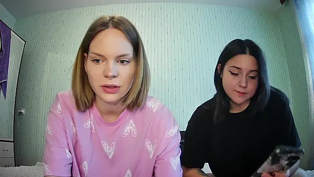 Snapshot of ChrisGirls chatting on October 22, 11:10 am ChrisGirls online show from October 22, 11:10 am