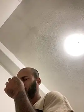 Snapshot of islandvybee55 chatting on January 9, 7:52 am islandvybee55 online show from January 9, 7:52 am