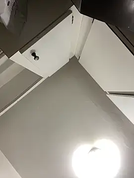 islandvybee55 online show from April 12, 7:13 am