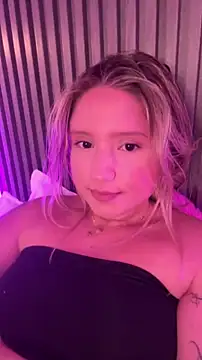 Snapshot of MiaPetit_ chatting on April 3, 6:50 pm MiaPetit online show from April 3, 6:50 pm