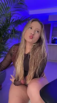 Snapshot of MiaPetit_ chatting on May 11, 7:44 pm MiaPetit online show from May 11, 7:44 pm